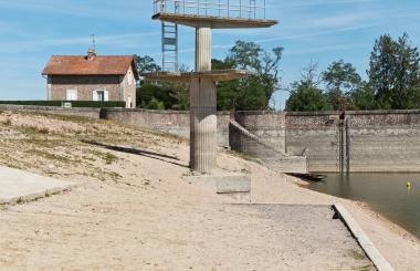 Vue du plongeoir du réservoir à Pont-et-Massène (21). © Pierre-Marie Barbe-Richaud, Région Bourgogne-Franche-Comté, Inventaire du patrimoine