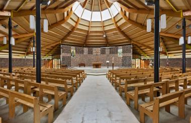 Vue intérieure de l'église paroissiale Sainte-Geneviève à Auxerre. © Pierre-Marie Barbe-Richaud, Région Bourgogne-Franche-Comté, Inventaire du patrimoine