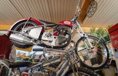Exposition permanente: 100 motos d’exception de moto-cross, de trial et d’enduro, mais aussi de speedway ou de rallye-raid, depuis les années 50 jusqu'aux années 80 © Malo Glaus