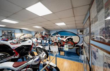 Une salle consacrée aux motos de trial JCM développées et produites à Vesoul par Joël CORROY au milieu des années 80 © Malo Glaus