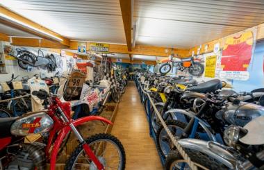 Exposition permanente: 100 motos d’exception de moto-cross, de trial et d’enduro, mais aussi de speedway ou de rallye-raid, depuis les années 50 jusqu'aux années 80 © Malo Glaus