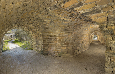 Passage couvert et accès à la rue des Remparts. © T.Kuntz, Région Bourgogne-Franche-Comté, Inventaire du patrimoine, 2025