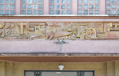 Haut-relief : les métiers de l'industrie, par Jan et Joël Martel (1934). © T.Kuntz, Région Bourgogne-Franche-Comté, Inventaire du patrimoine, 2026