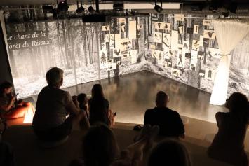 Salle de projection : Immersion sonore “Le chant de la forêt du Risoux”. © S.Leret