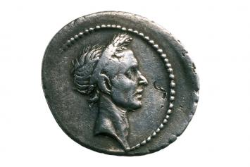 Denier en argent à l'effigie de Jules César © Musée Archéologique de Dijon / François Perrodin