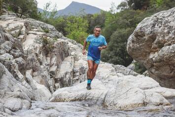Topo Athletic Bibracte Ultra-Trail® © L'athlète Cédric Chavet. © Jean-Benoît Roubinet (@Trail Pict)