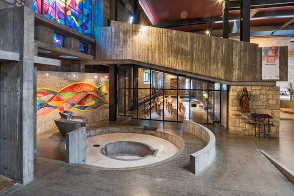 Piscine baptismale et chapelle de semaine de l’église Saint-Louis. © Pierre-Marie Barbe-Richaud, Région Bourgogne-Franche-Comté, Inventaire du patrimoine, 2022.