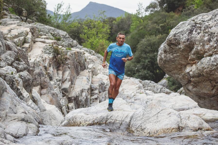 Topo Athletic Bibracte Ultra-Trail® © L'athlète Cédric Chavet. © Jean-Benoît Roubinet (@Trail Pict)