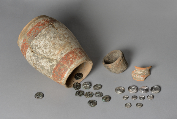 Quelques potins, les statères en électrum et les céramiques du dépôt monétaire, fin du IIe siècle  avant notre ère, Mirebeau-sur-Bèze, « La Fenotte »  (DRAC-SRA de Bourgogne-Franche-Comté /  Musée archéologique de Dijon).