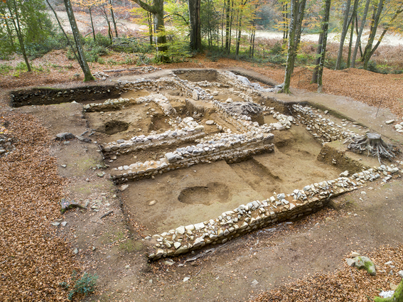 Le fanum I du sanctuaire des Sources de l’Yonne en fin de fouille, 2024.