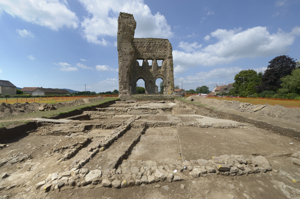 Fouilles en cours des vestiges du temple dit de Janus, aux portes d’Augustodunum (Autun), en 2014, sous la direction de Martine Joly.