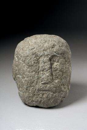 Tête sculptée en lamprophyre découverte à Bibracte, Ier siècle avant notre ère.
